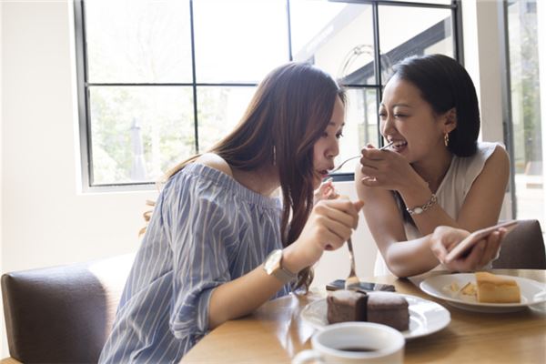 梦见吃饭吃出头发是什么预兆,梦见吃饭吃出头发是什么意思