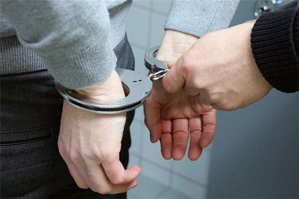 梦见被带手铐是什么预兆,梦见被带手铐是什么意思 梦见被带手铐是什么预兆,梦见被带手铐是什么意思
