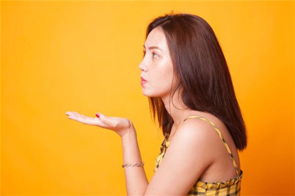 从指甲可以看出女人性格涂红指甲的女人的性格 从指甲可以看出女人性格涂红指甲的女人的性格