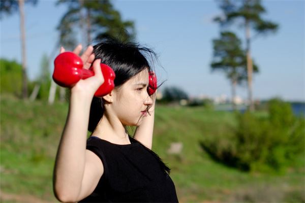 面相解析眉毛淡的女人运势