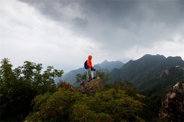 梦见辛苦爬上高山是什么预兆,梦见辛苦爬上高山是什么意思