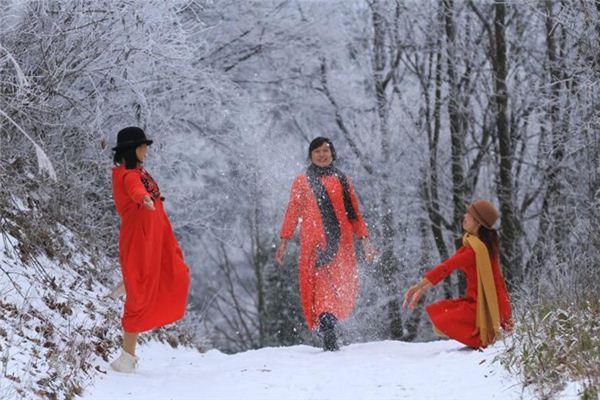 梦见女人嬉闹是什么预兆,梦见女人嬉闹是什么意思 梦见女人嬉闹是什么预兆,梦见女人嬉闹是什么意思