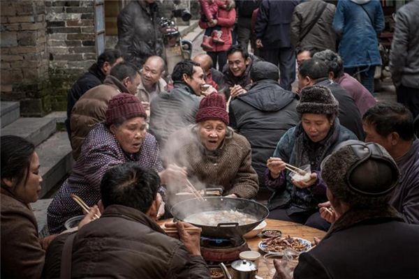 梦见和亲戚一起吃饭是什么预兆,梦见和亲戚一起吃饭是什么意思