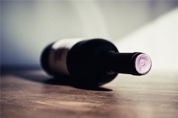 梦见酒瓶是什么预兆,梦见酒瓶是什么意思 梦见酒瓶是什么预兆,梦见酒瓶是什么意思