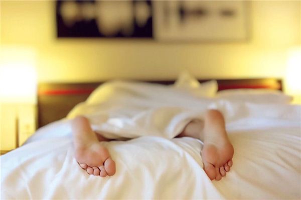 男女睡姿的暗示图从睡姿看夫妻感情图