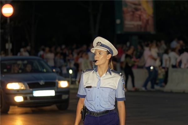 梦见交警交通警察是什么预兆,梦见交警交通警察是什么意思