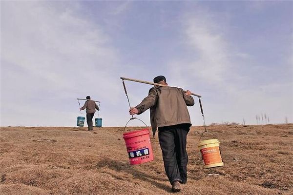 梦见别人担水是什么预兆,梦见别人担水是什么意思