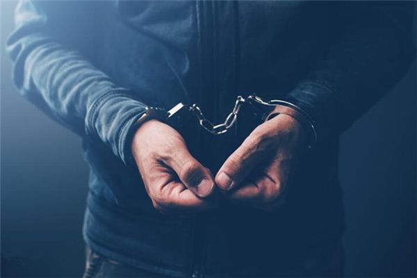 梦见被警察追捕是什么预兆,梦见被警察追捕是什么意思 梦见被警察追捕是什么预兆,梦见被警察追捕是什么意思