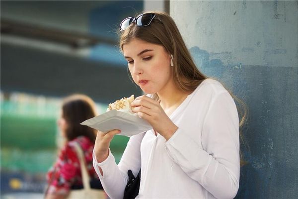 梦见嘴里塞满了吃的东西是什么预兆,梦见嘴里塞满了吃的东西是什么意思 梦见嘴里塞满了吃的东西是什么预兆,梦见嘴里塞满了吃的东西是什么意思