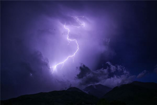 梦见别人被雷劈是什么预兆,梦见别人被雷劈是什么意思 梦见别人被雷劈是什么预兆,梦见别人被雷劈是什么意思