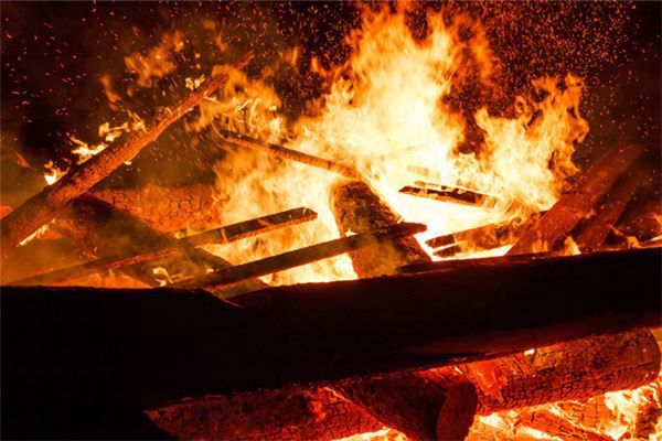 梦见天降大火是什么预兆,梦见天降大火是什么意思 梦见天降大火是什么预兆,梦见天降大火是什么意思