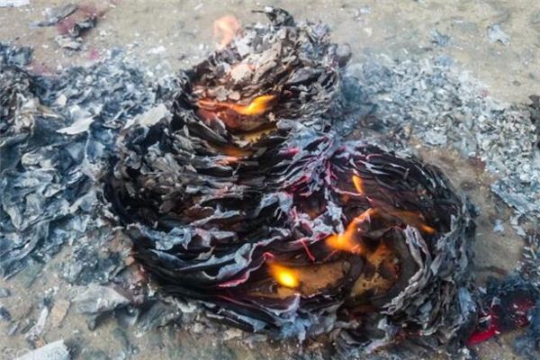 梦见给死去的亲人烧纸是什么预兆,梦见给死去的亲人烧纸是什么意思 梦见给死去的亲人烧纸是什么预兆,梦见给死去的亲人烧纸是什么意思