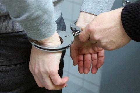 梦见戴手铐是什么预兆,梦见戴手铐是什么意思 梦见戴手铐是什么预兆,梦见戴手铐是什么意思