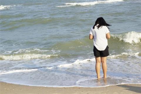 梦见波浪涌向脚下是什么预兆,梦见波浪涌向脚下是什么意思 梦见波浪涌向脚下是什么预兆,梦见波浪涌向脚下是什么意思