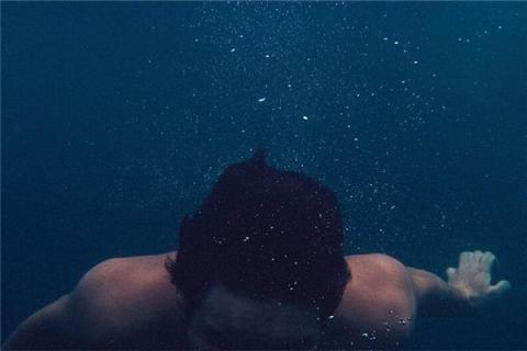 梦见潜入河的深处是什么预兆,梦见潜入河的深处是什么意思 梦见潜入河的深处是什么预兆,梦见潜入河的深处是什么意思