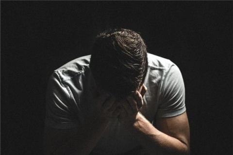 梦见他人跪在床前在哭是什么预兆,梦见他人跪在床前在哭是什么意思 梦见他人跪在床前在哭是什么预兆,梦见他人跪在床前在哭是什么意思