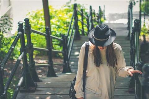 梦见衣服被露水弄湿是什么预兆,梦见衣服被露水弄湿是什么意思