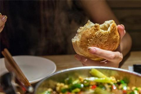 梦见吃饼是什么预兆,梦见吃饼是什么意思