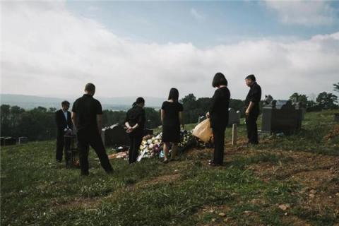 梦见坟前烧纸是什么预兆,梦见坟前烧纸是什么意思 梦见坟前烧纸是什么预兆,梦见坟前烧纸是什么意思