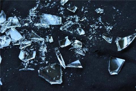 梦见扎玻璃是什么预兆,梦见扎玻璃是什么意思 梦见扎玻璃是什么预兆,梦见扎玻璃是什么意思