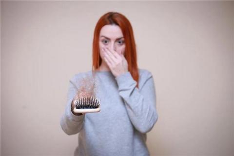 梦见自己掉发是什么预兆,梦见自己掉发是什么意思 梦见自己掉发是什么预兆,梦见自己掉发是什么意思