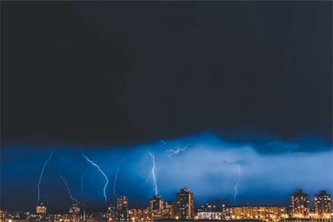 梦见暴雨雷鸣是什么预兆,梦见暴雨雷鸣是什么意思