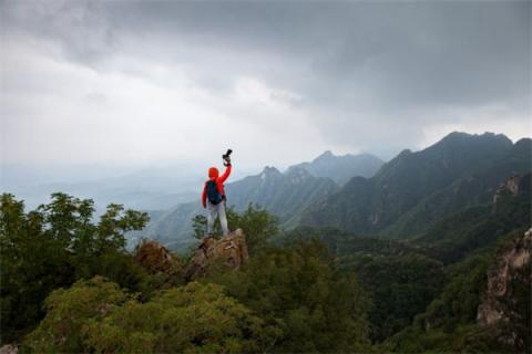 梦见爬上山顶是什么预兆,梦见爬上山顶是什么意思